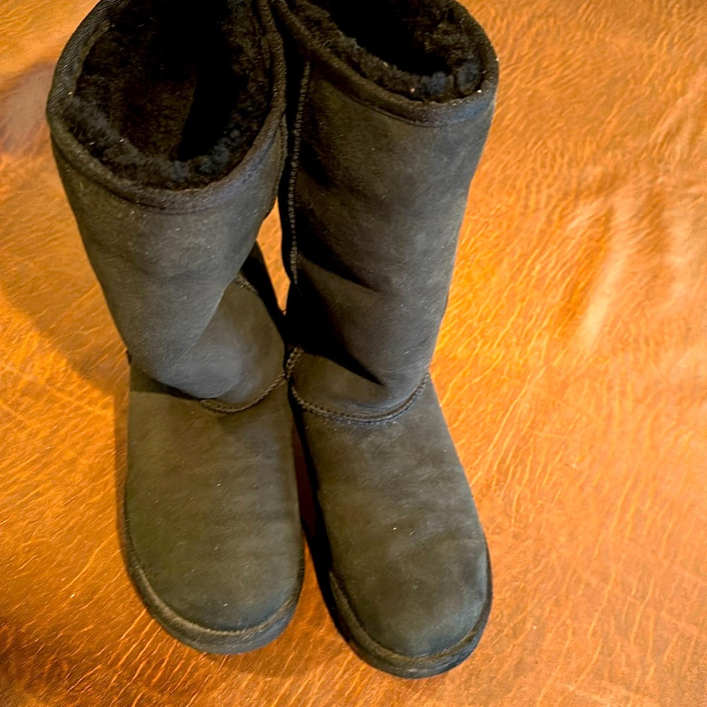 Black leather and sheepskin Ugg tall boots size 8.